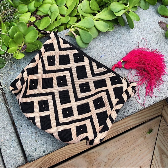 “IT MATTERS!” STUDIO | Beaded and Woven Pouch - Picture 2 of 6